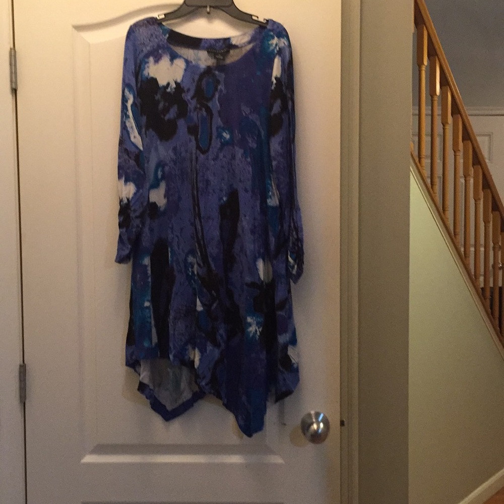 Women’s Qtr Length Sleeve Tunic - Size Med
